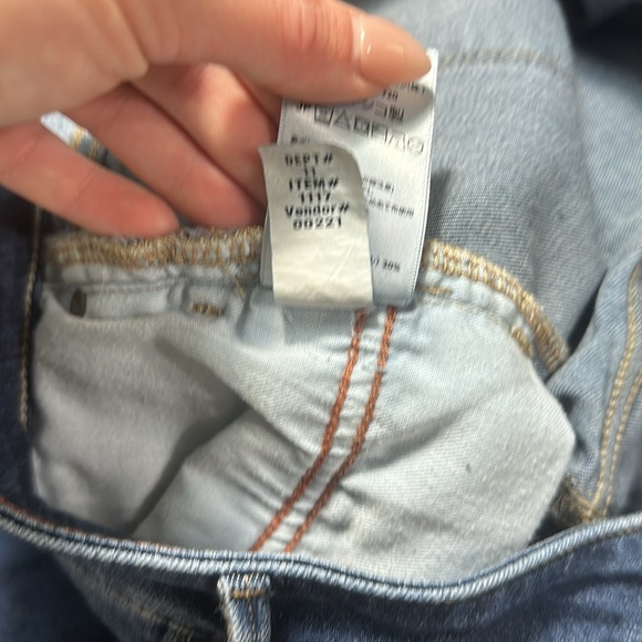 Eddie Bauer slightly curvy Capris - Picture 10 of 10